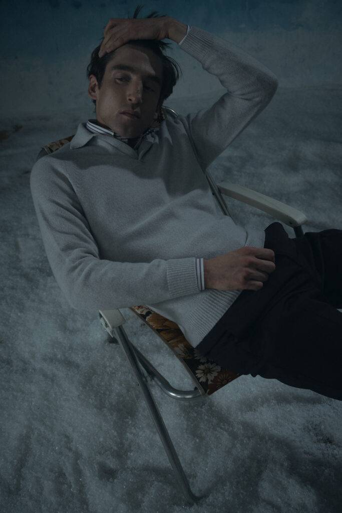 Pullover mit Polokragen aus silbergrauer Wolle-Kaschmirmischung — Monokel Berlin