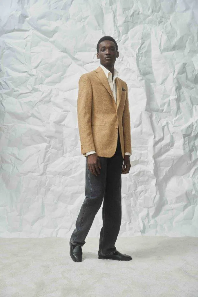 Mustard Wool/Silk Jacket mit Black Washed Jeans — Monokel Berlin