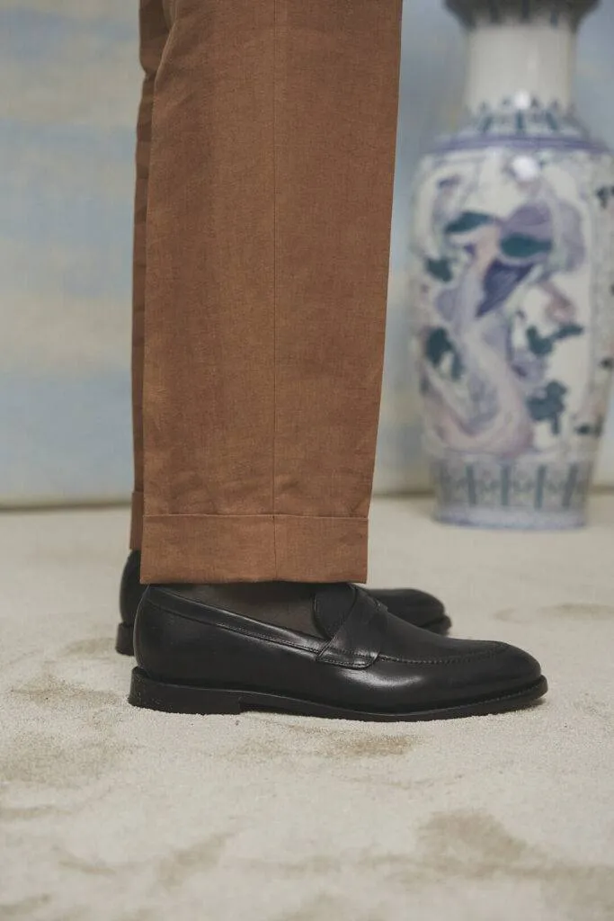 Penny Loafer in schwarzem Narbenleder & Cognacfarbene Leinenhose — Monokel Berlin