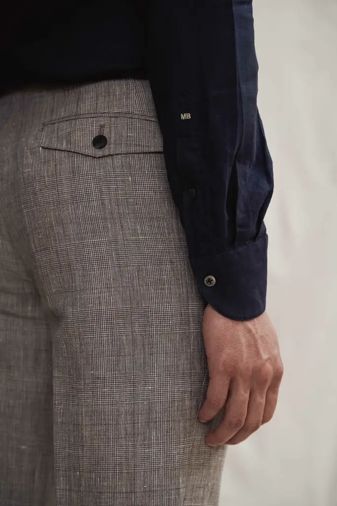 Grauer Leinenanzug mit Navy Poloshirt — Monokel Berlin Kampagne SS 2024