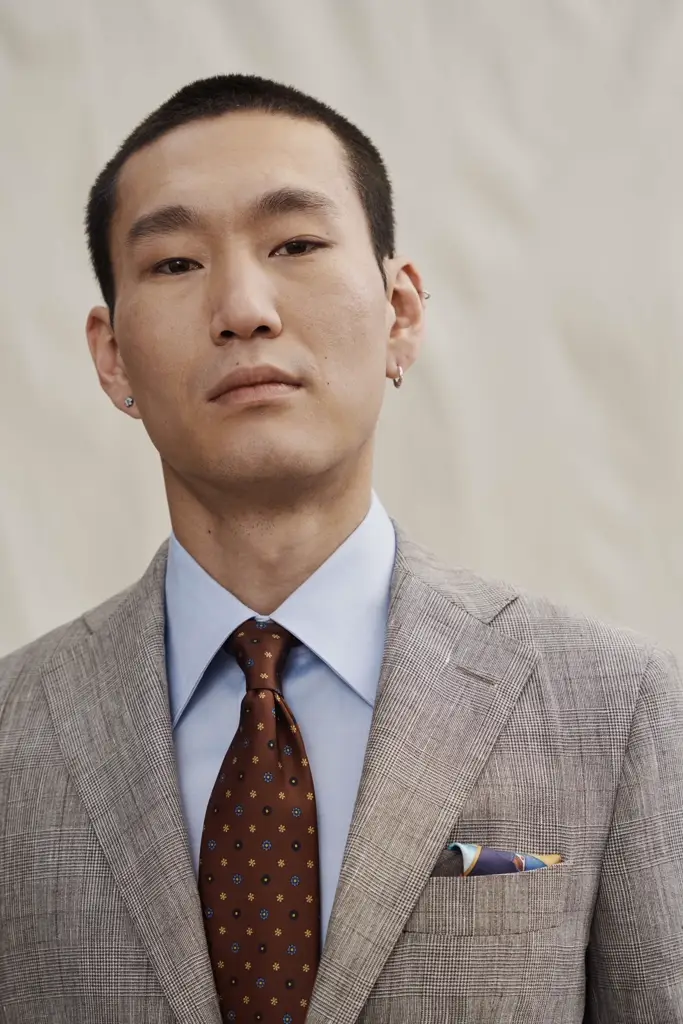 Grauer Sommeranzug aus Leinen-Wolle mit Seidenkrawatte — Monokel Berlin