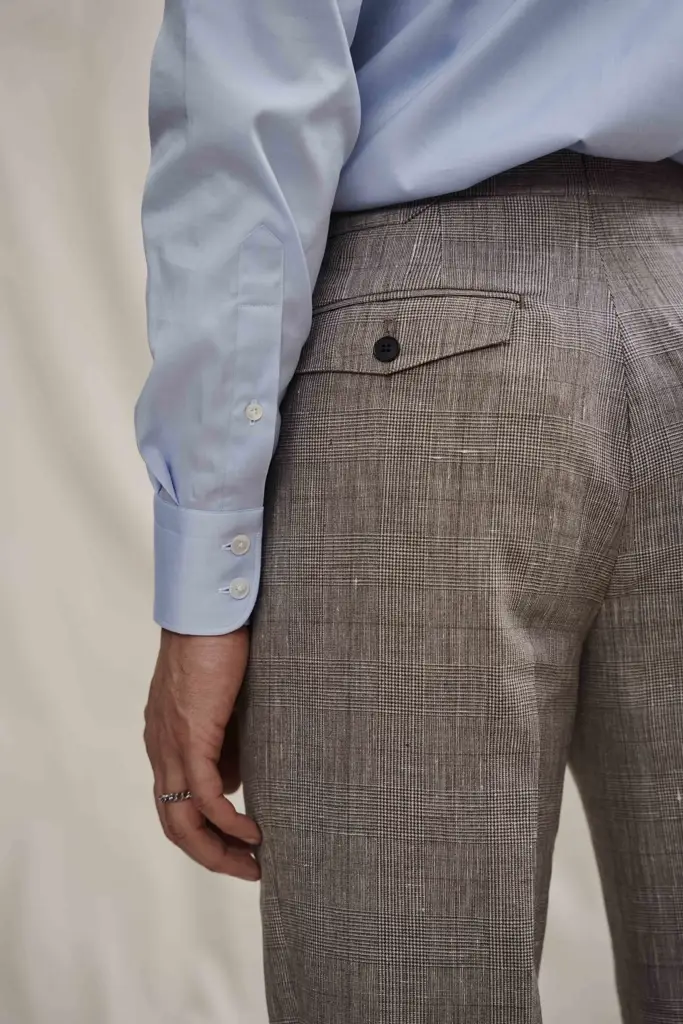 Grauer Sommeranzug aus Leinen-Wolle mit Seidenkrawatte — Monokel Berlin Kampagne SS 2024