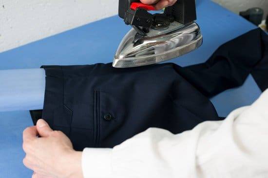 Anzug professionelles Aufbügeln der Hose