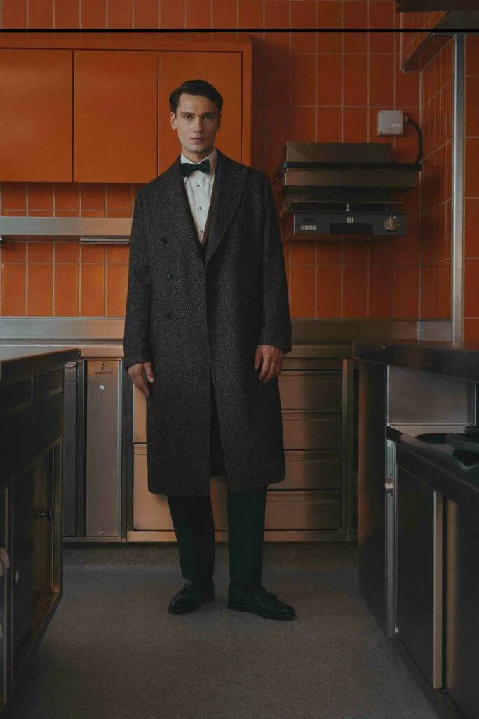 Dunkelbrauner Filz-Alpakamix-Mantel mit Fischgraetmuster — Monokel Berlin