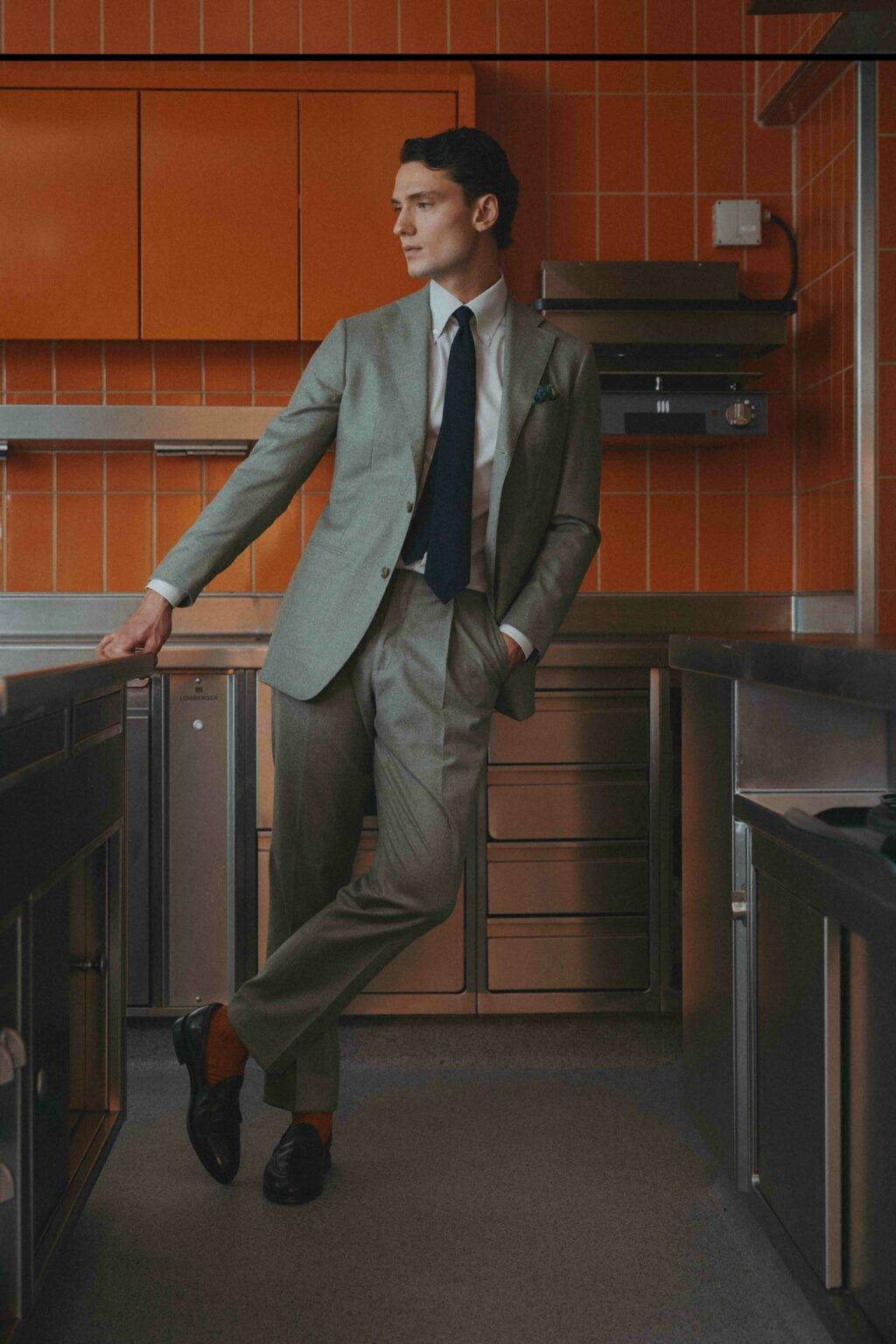 Monokel Berlin Lookbook – Mann im eleganten Maßanzug, Herbst/Winter Kollektion