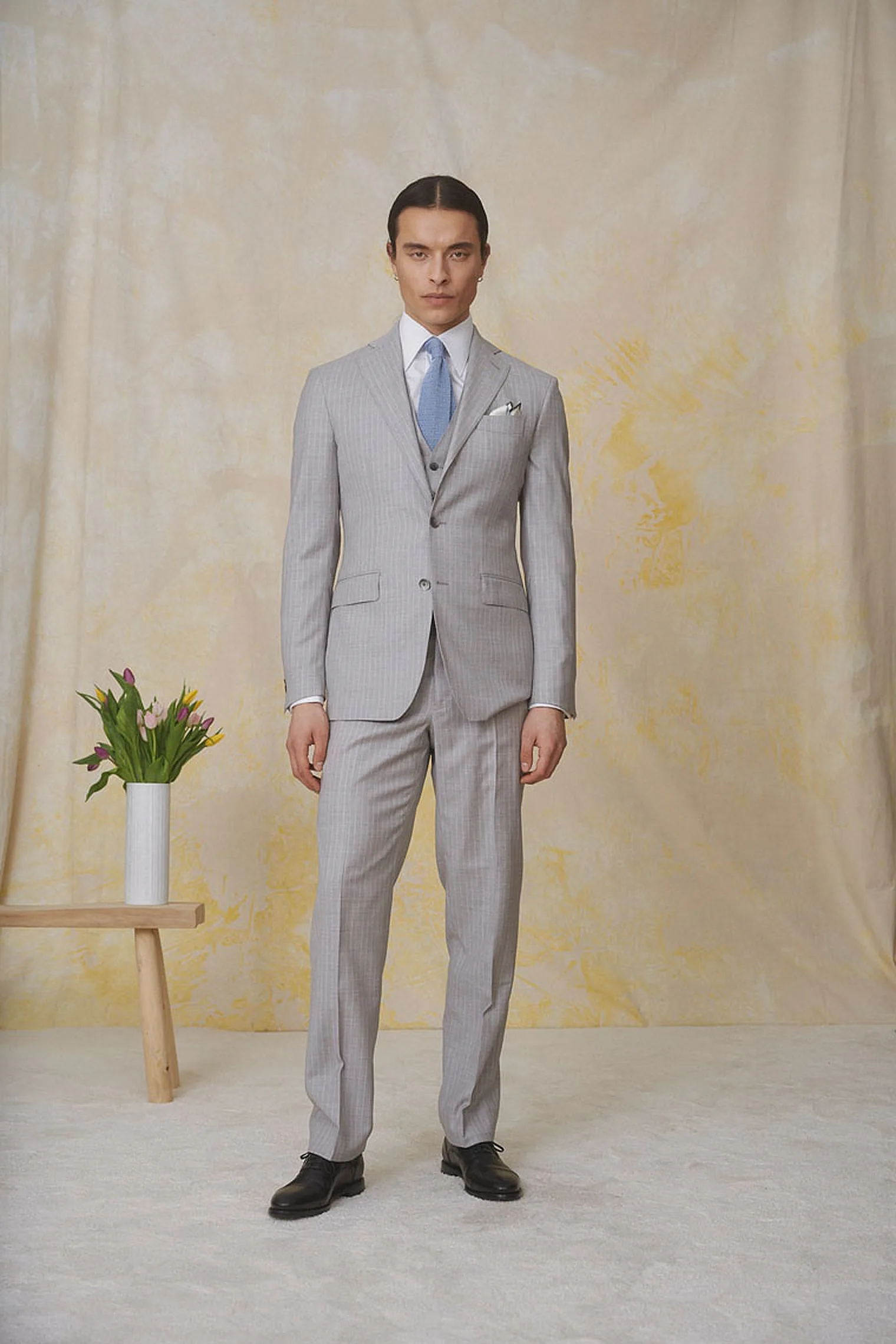 Hellgrauer Dreiteiler mit feinen Nadelstreifen S130 Wolle — Monokel Berlin