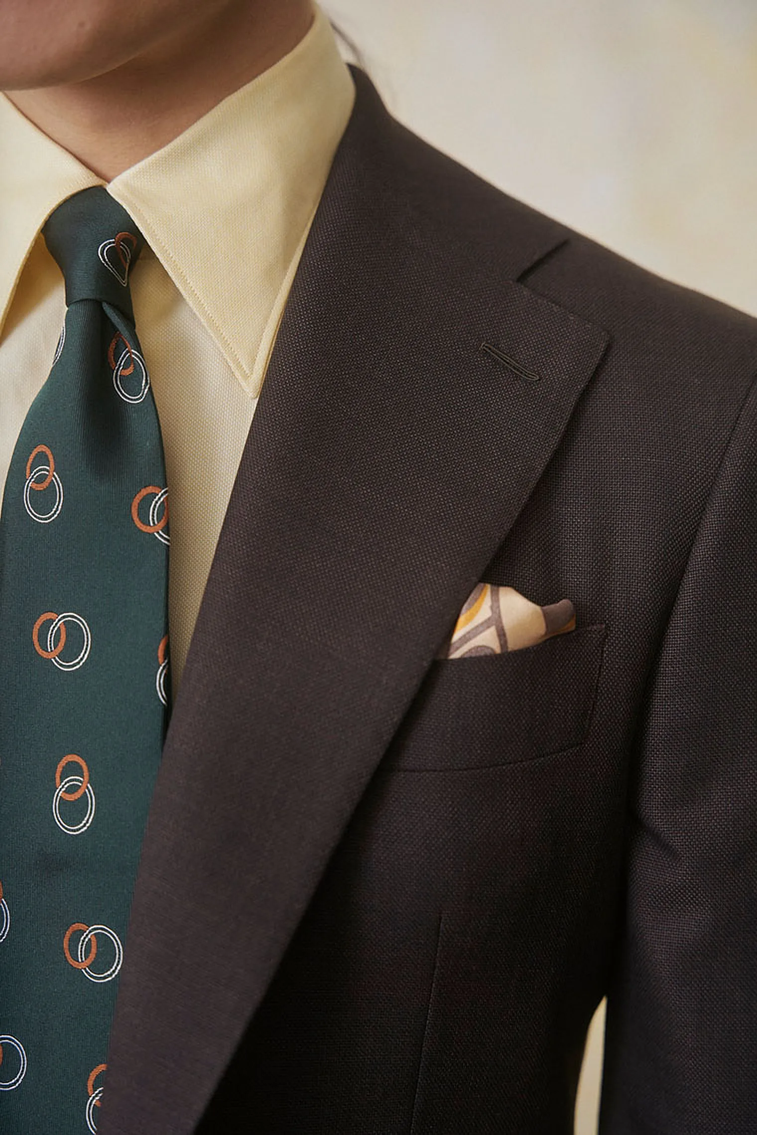 S130 Microweave Anzug in Nougatbraun + gelbes Maßhemd + Krawatte — Monokel Berlin