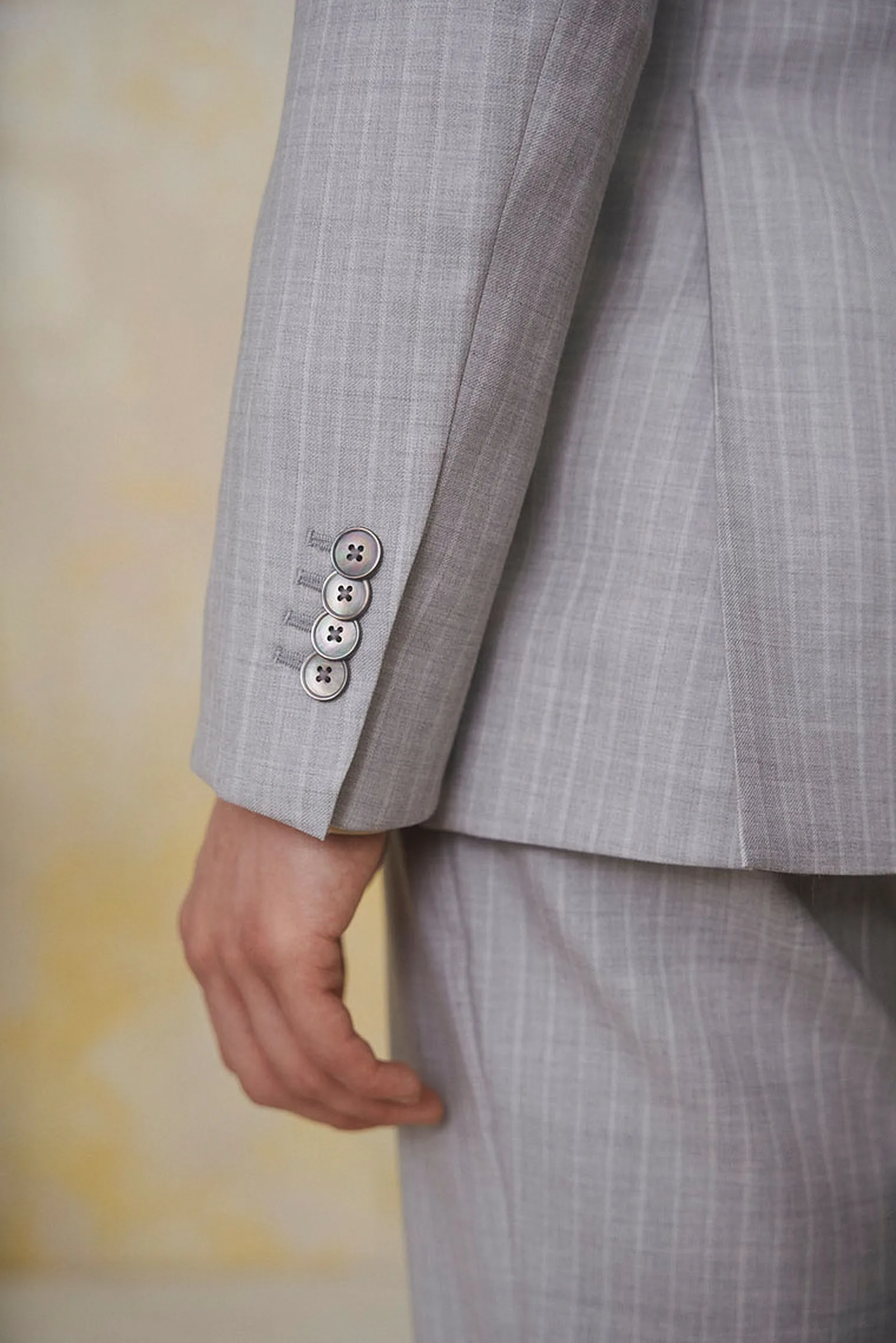 Hellgrauer Dreiteiler mit feinen Nadelstreifen S130 Wolle — Monokel Berlin