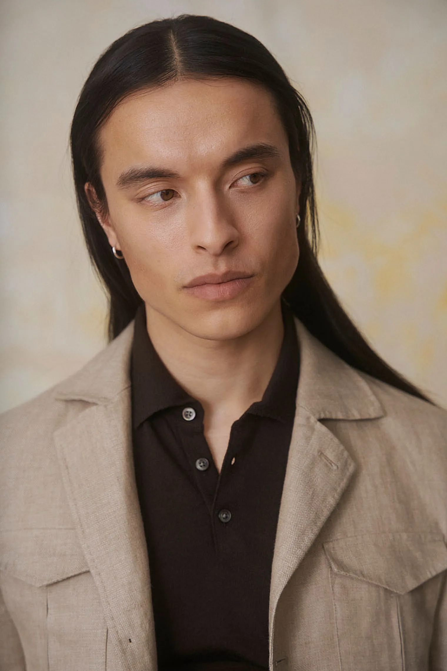 S130 Microweave Anzug in Nougatbraun + gelbes Maßhemd + Krawatte — Monokel Berlin