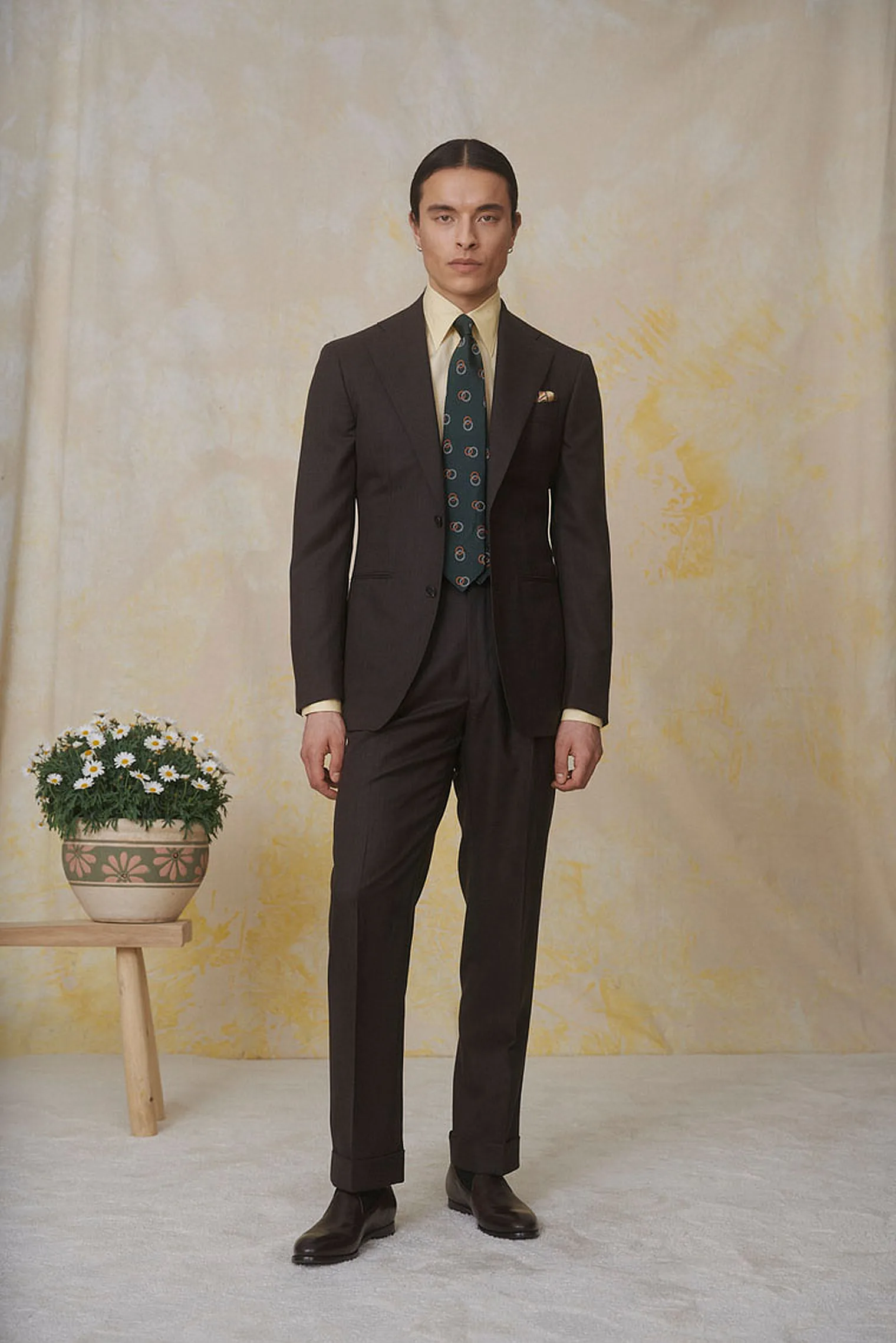 Nougat & Microweave — Fein strukturierter S130-Wollanzug trifft auf edlen Merino-Strick — Monokel Berlin