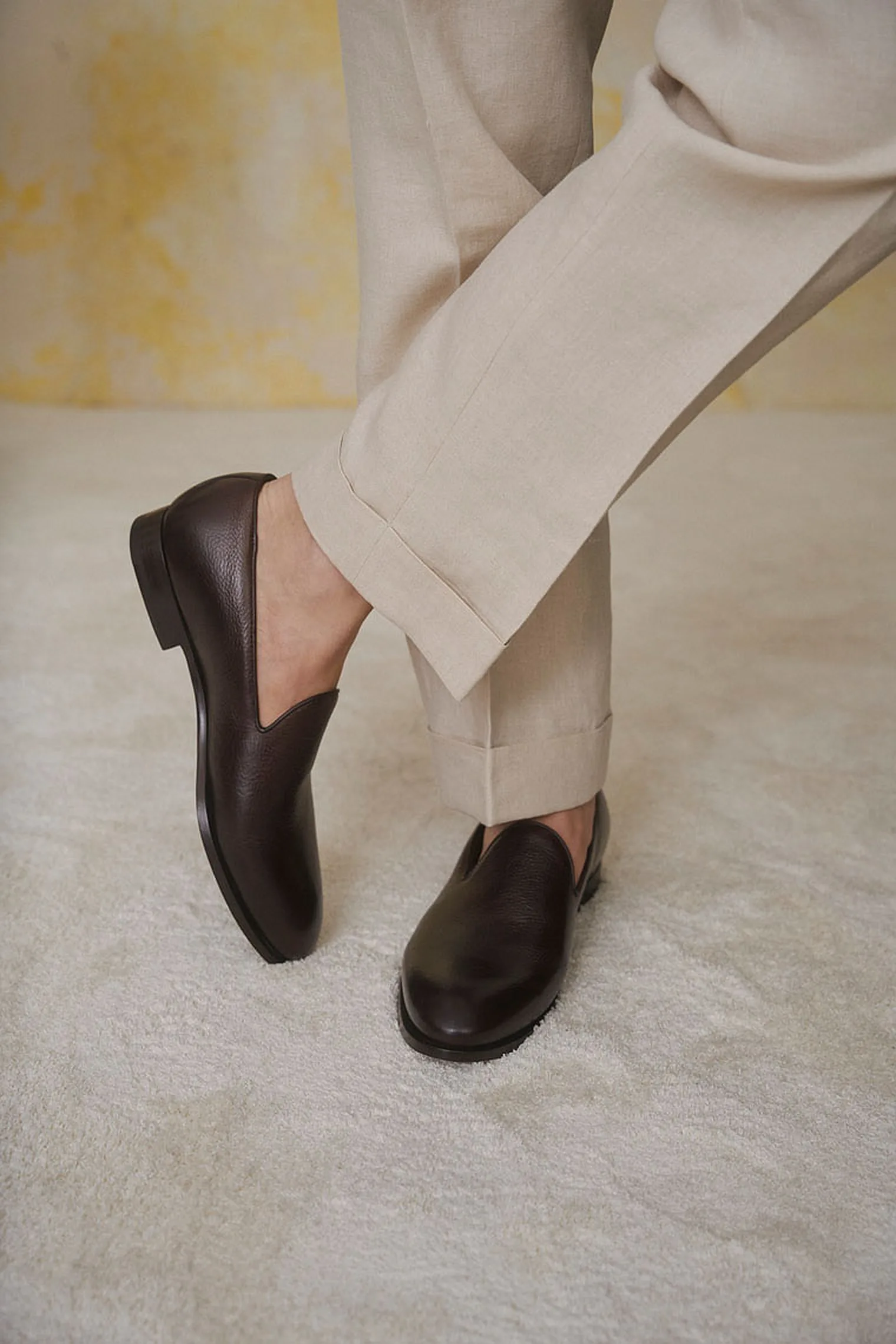 Cremefarbene Leinenhose mit Bundfalte — Monokel Berlin