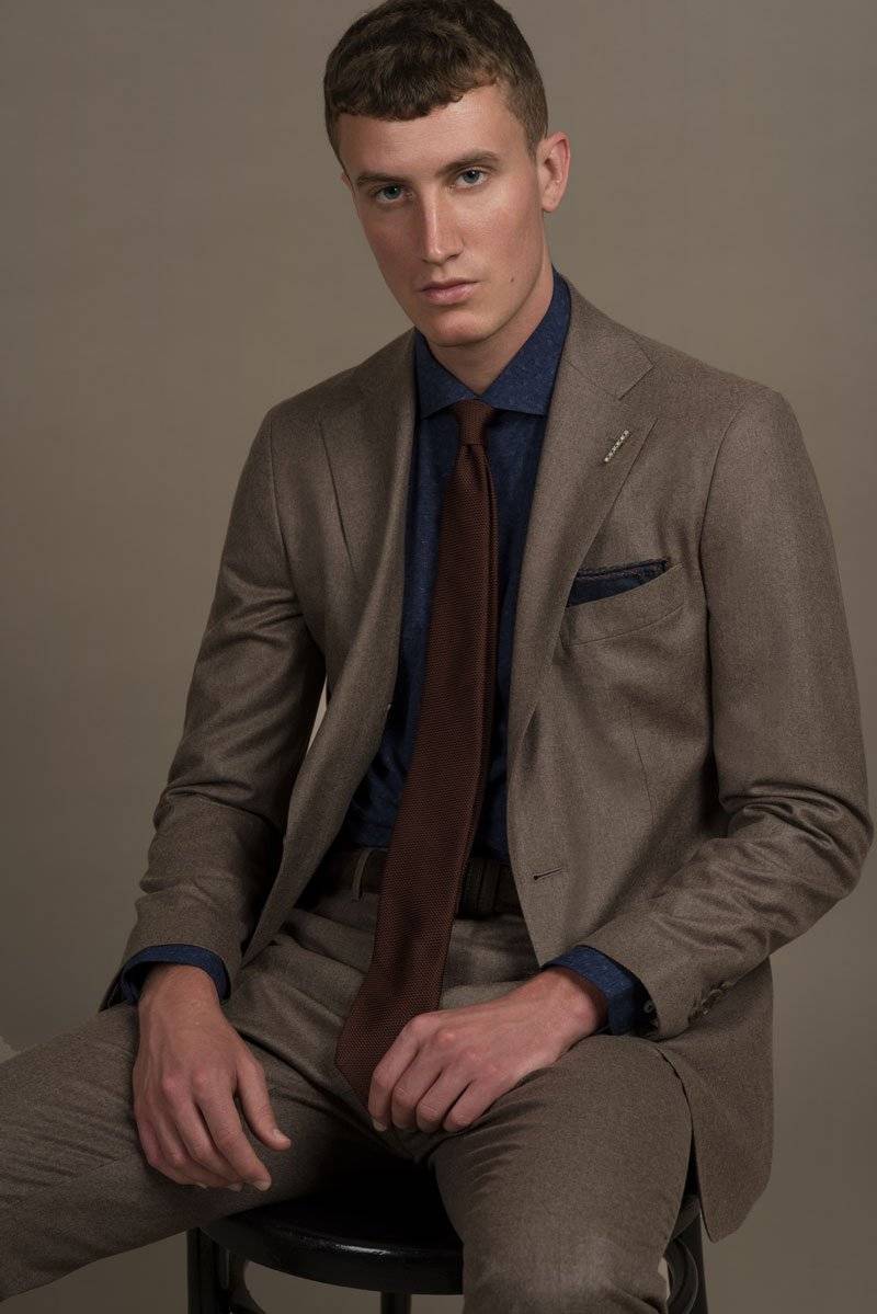 Sandfarbener Maßanzug aus Flanell aus der Herbst- Winter 2018 Kollektion