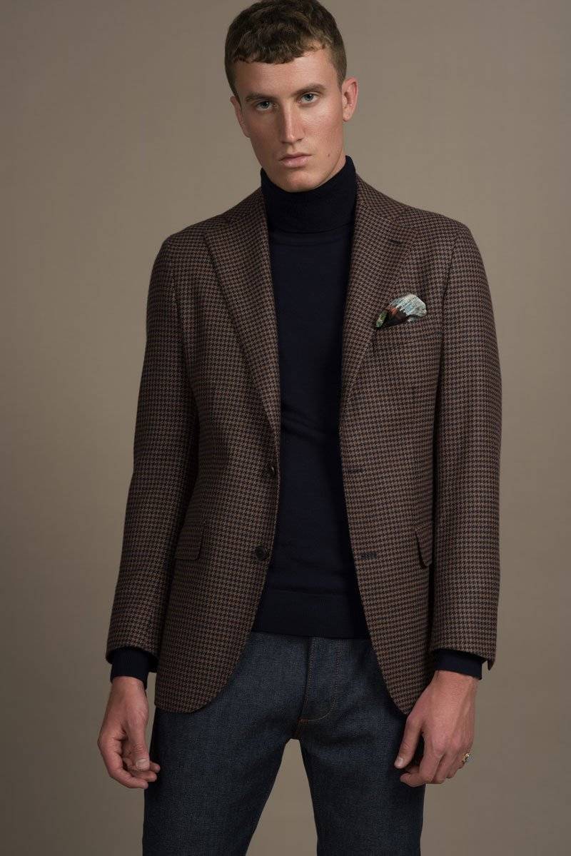 Blaue Raw Denim Maßjeans und Braunes Sportjacket nach Maß aus der Herbst Winter 2018 Kollektion