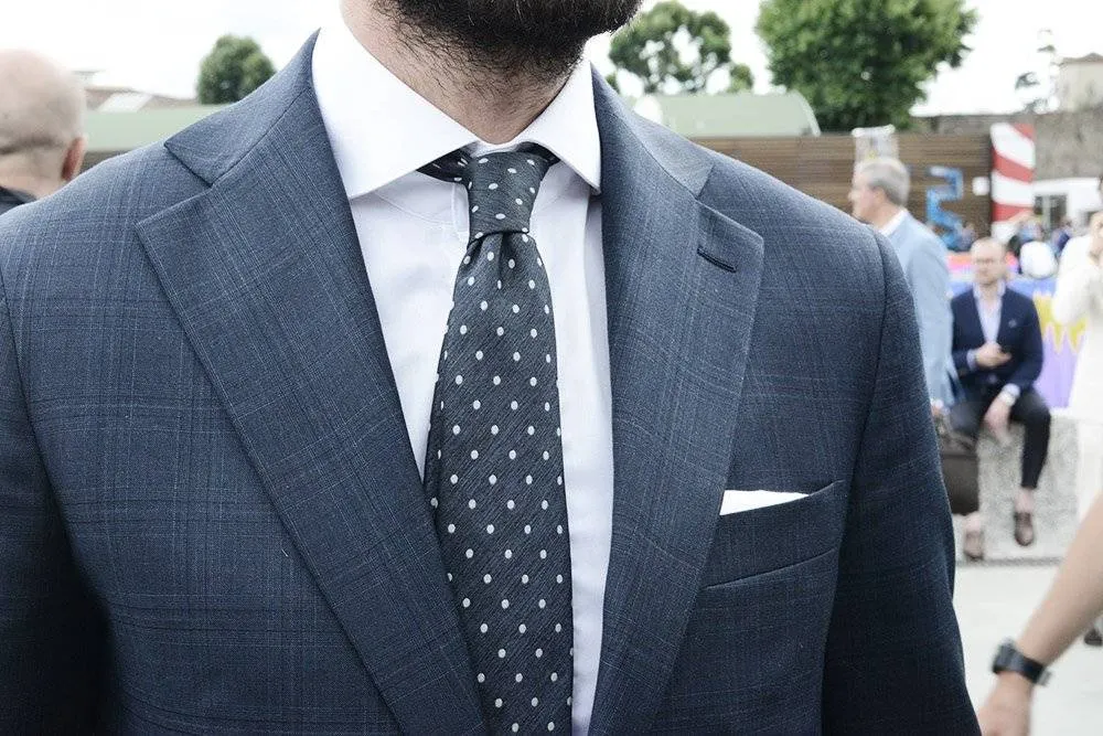 Wie finde ich eine Krawatte die zu meinem Anzug passt