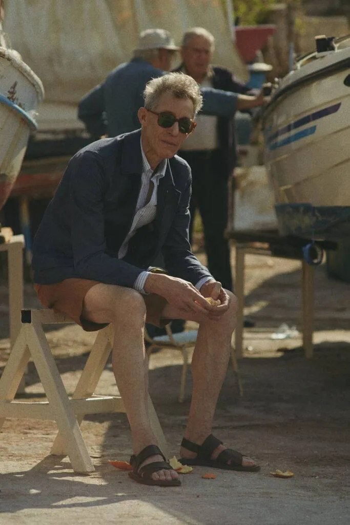 Indigo Explorer Jacket mit Button Down Maßhemd und Cognac Bermuda nach Maß — Monokel Berlin Kampagne SS 2024