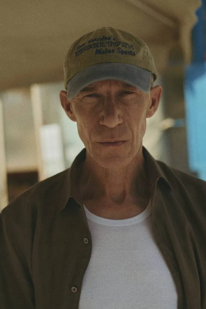 Explorer Jacket in indigo mit Cotton Sand Chino und Storm Blue knitted Maßhemd — Monokel Berlin Kampagne SS 2024