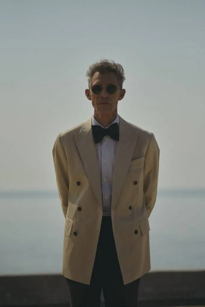 Cotton Double breasted Maßsakko mit schwarzer Leinenhose nach Maß — Monokel Berlin Kampagne SS 2024