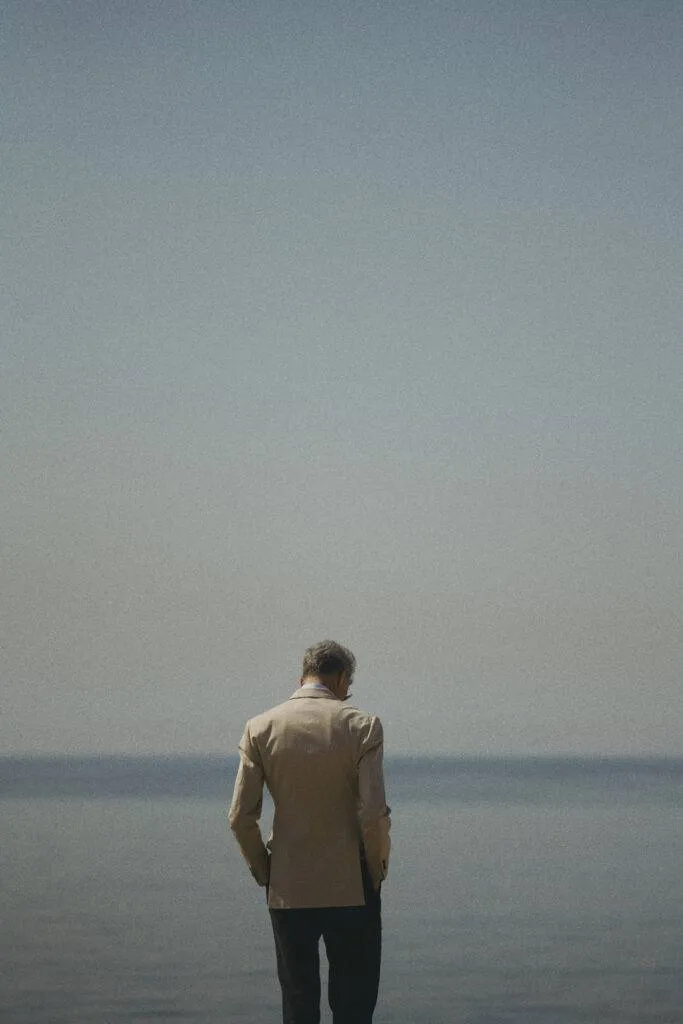 Cotton Double breasted Maßsakko mit schwarzer Leinenhose nach Maß — Monokel Berlin Kampagne SS 2024