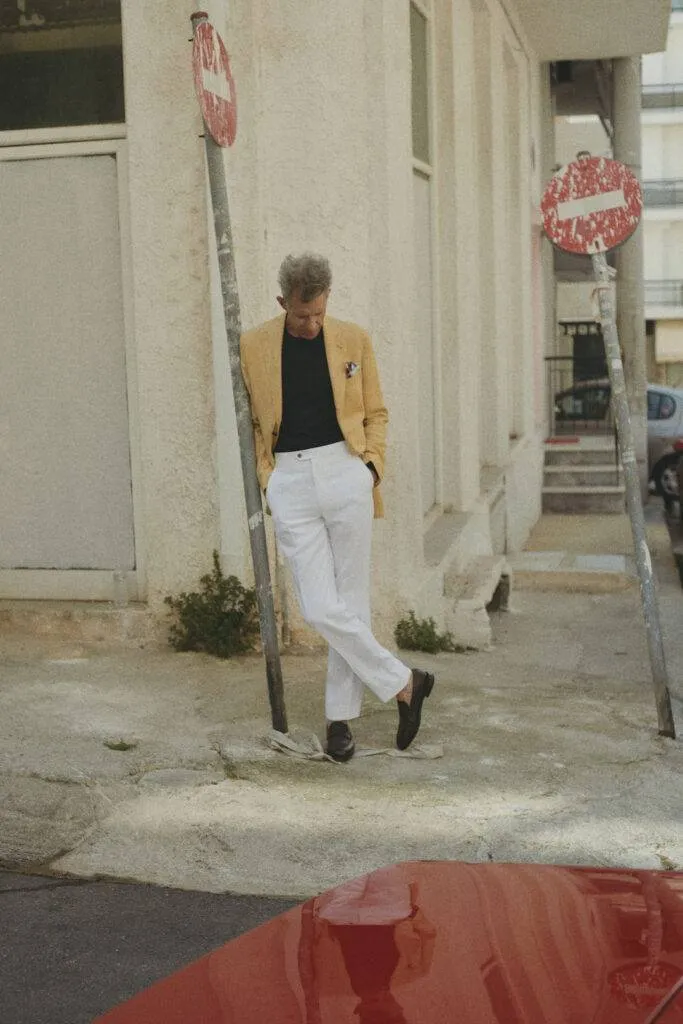 Gelbes Leinen-Maßsakko mit blauem Crew Neck Merino Pullover und weißer Leinenhose nach Maß — Monokel Berlin