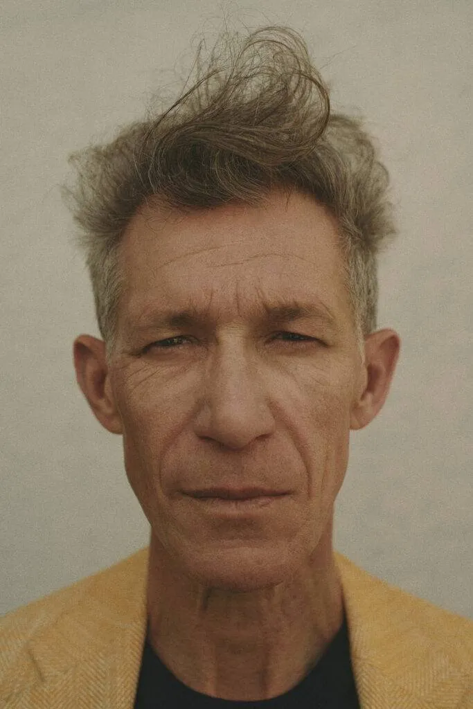 Gelbes Leinen-Maßsakko mit blauem Crew Neck Merino Pullover und weißer Leinenhose nach Maß — Monokel Berlin Kampagne SS 2024