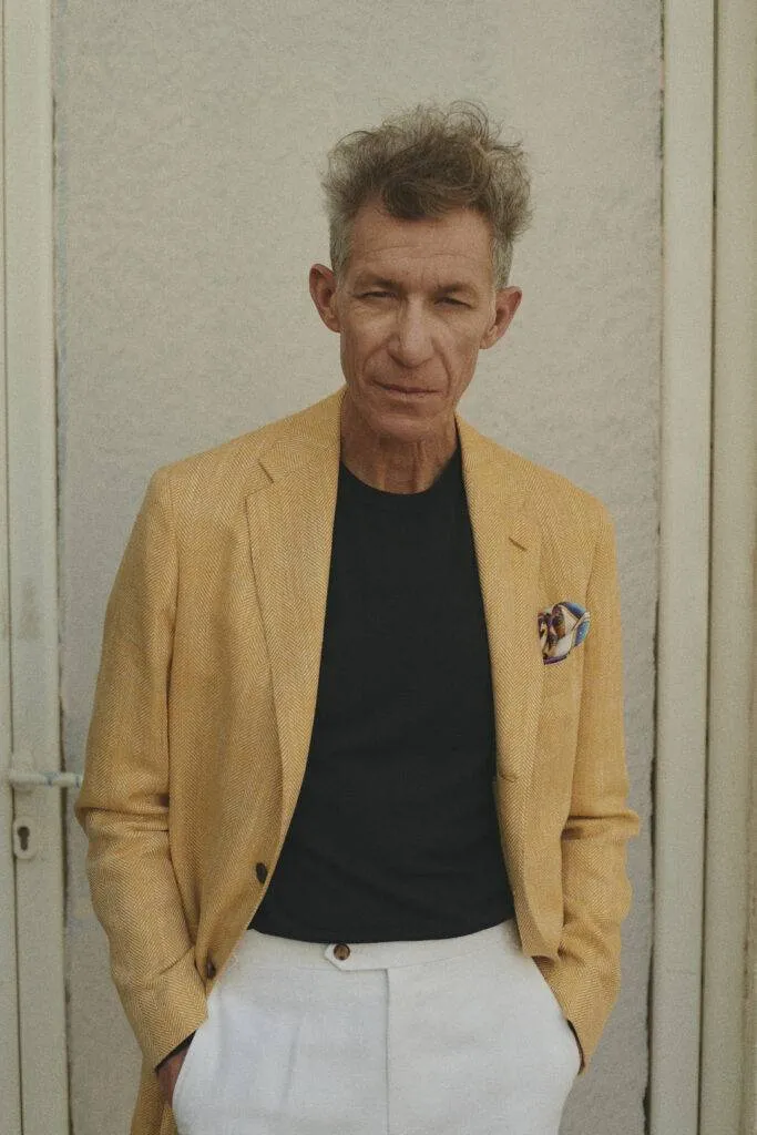Gelbes Leinen-Maßsakko mit blauem Crew Neck Merino Pullover und weißer Leinenhose nach Maß — Monokel Berlin Kampagne SS 2024