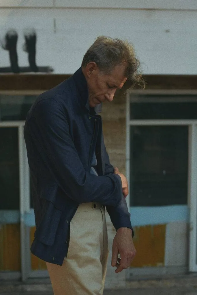 Off white Knit Shirt aus Baumwolle/Seide — Monokel Berlin Kampagne SS 2024