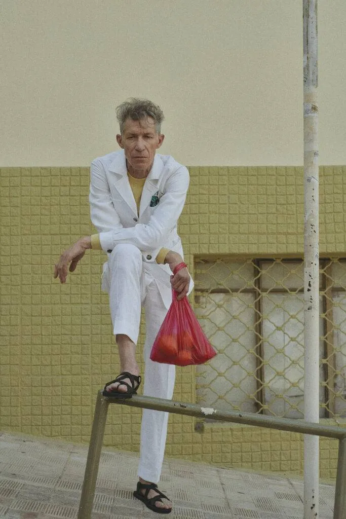 Weißer Safari-Maßanzug mit gelben Crew Neck Pullover — Monokel Berlin