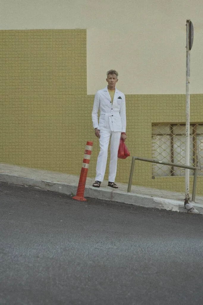 Weißer Safari-Maßanzug mit gelben Crew Neck Pullover — Monokel Berlin Kampagne SS 2024