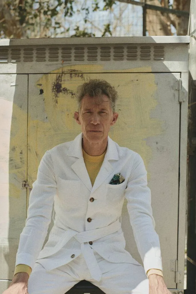 Weißer Safari-Maßanzug mit gelben Crew Neck Pullover — Monokel Berlin Kampagne SS 2024