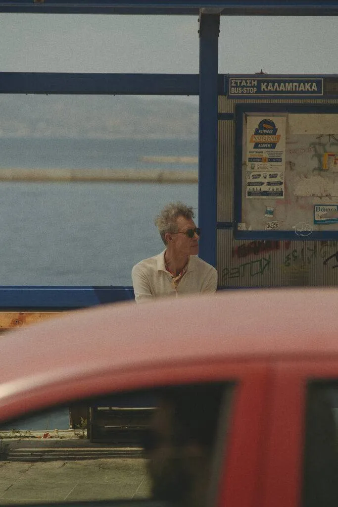 Off white Polo ohne Knöpfe mit schwarzer Leinenhose nach Maß — Monokel Berlin Kampagne SS 2024