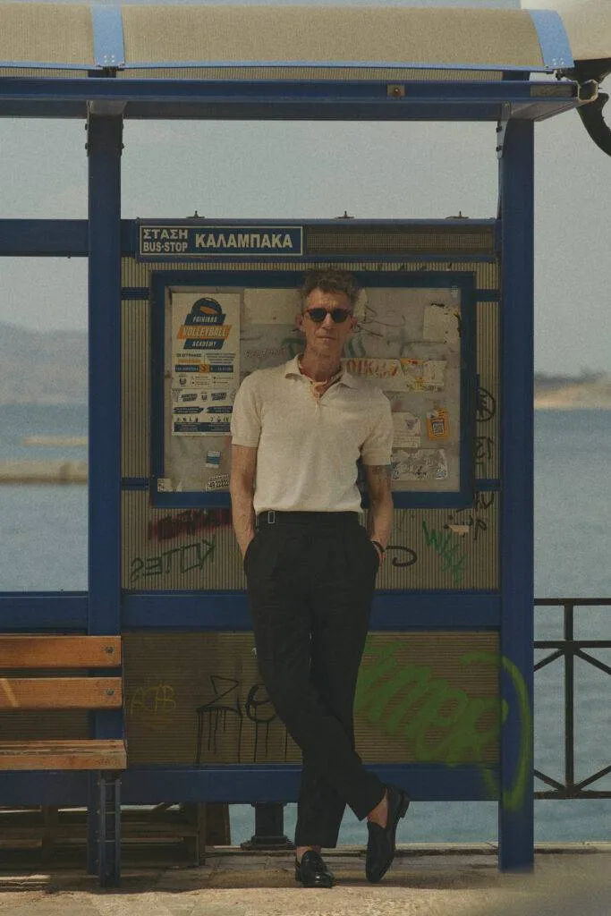 Off white Polo ohne Knöpfe mit schwarzer Leinenhose nach Maß — Monokel Berlin