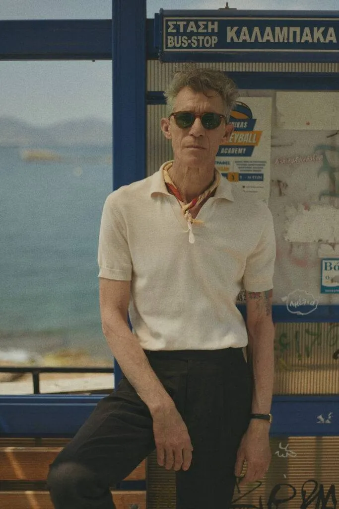 Off white Polo ohne Knöpfe mit schwarzer Leinenhose nach Maß — Monokel Berlin Kampagne SS 2024