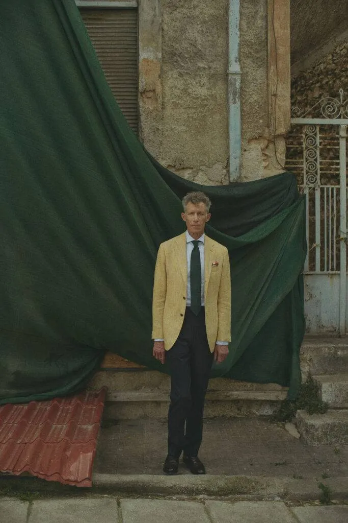 Gelbes Leinen-Maßsakko mit navy Wolle-Leinenhose — Monokel Berlin Kampagne SS 2024