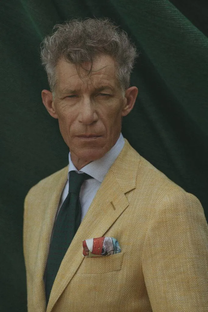 Gelbes Leinen-Maßsakko mit navy Wolle-Leinenhose — Monokel Berlin Kampagne SS 2024