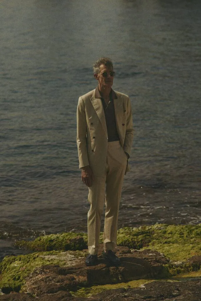 Cotton Sand Maßanzug mit taupen Polo — Monokel Berlin Kampagne SS 2024