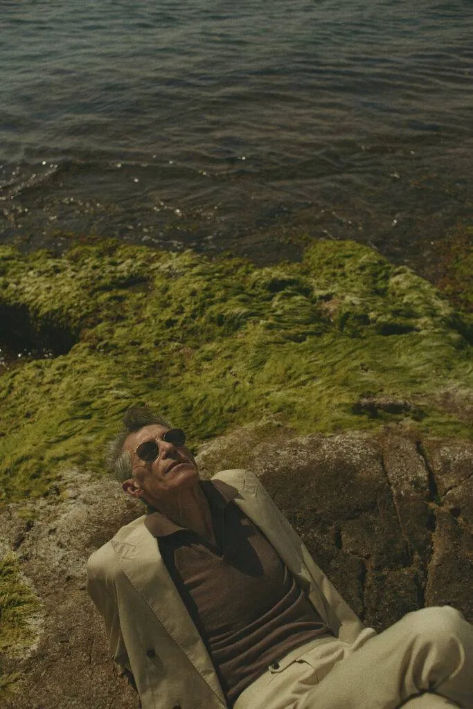 Cotton Sand Maßanzug mit taupen Polo — Monokel Berlin Kampagne SS 2024