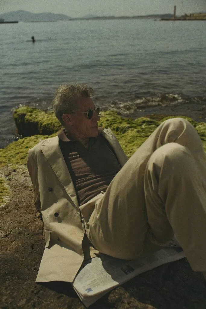 Cotton Sand Maßanzug mit taupen Polo — Monokel Berlin Kampagne SS 2024