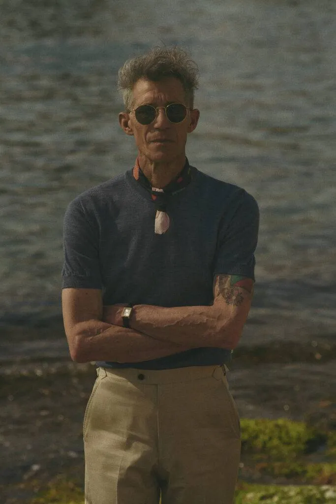 Blaues Storm blue knitted Shirt mit Safari Maßhose in Sand — Monokel Berlin