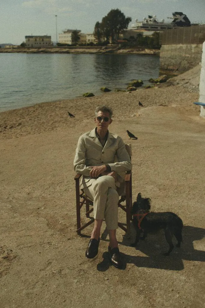 Blaues Storm blue knitted Shirt mit Safari Maßhose in Sand — Monokel Berlin Kampagne SS 2024