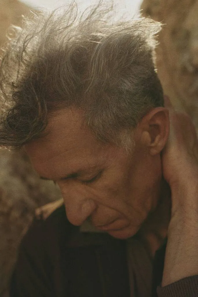 Chocolate brown faux Suede Utility Jacket mit taupen Polo und weißer Leinenhose nach Maß — Monokel Berlin Kampagne SS 2024