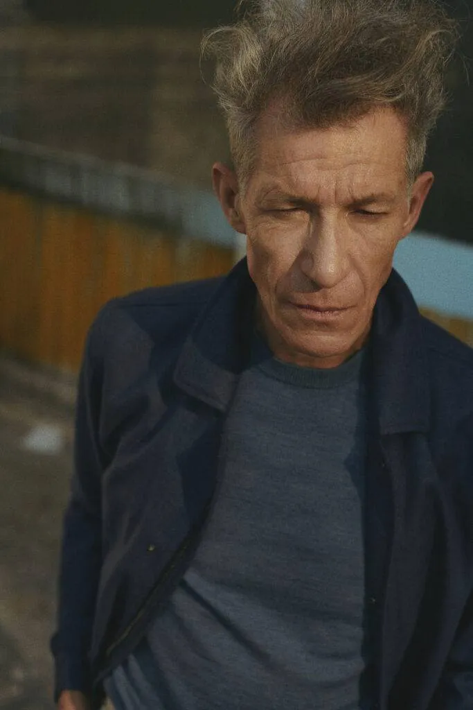 Explorer Jacket in indigo mit Cotton Sand Chino und Storm Blue knitted Maßhemd — Monokel Berlin Kampagne SS 2024