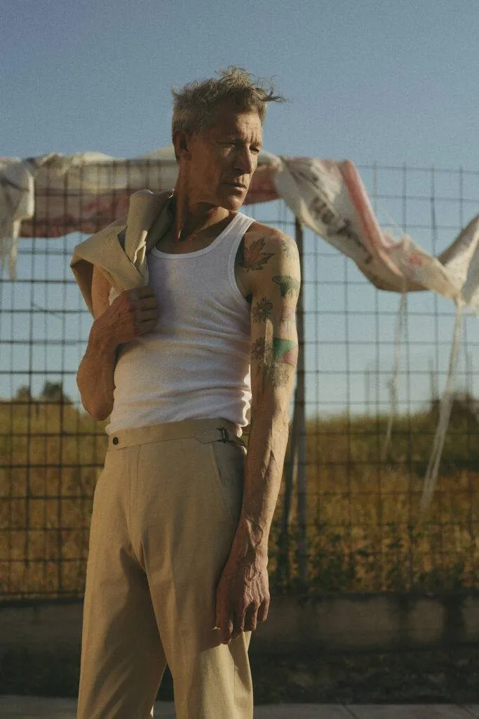 Cotton Maßanzug in Sand — Monokel Berlin Kampagne SS 2024