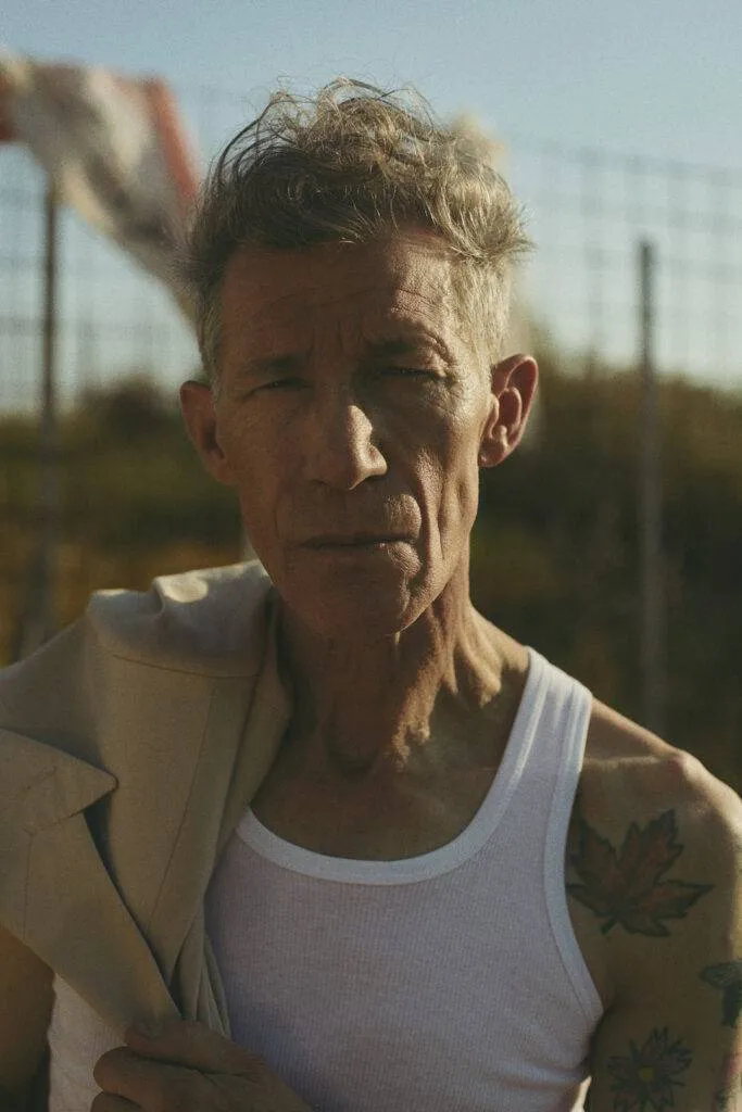 Chocolate brown faux Suede Utility Jacket mit taupen Polo und weißer Leinenhose nach Maß — Monokel Berlin Kampagne SS 2024