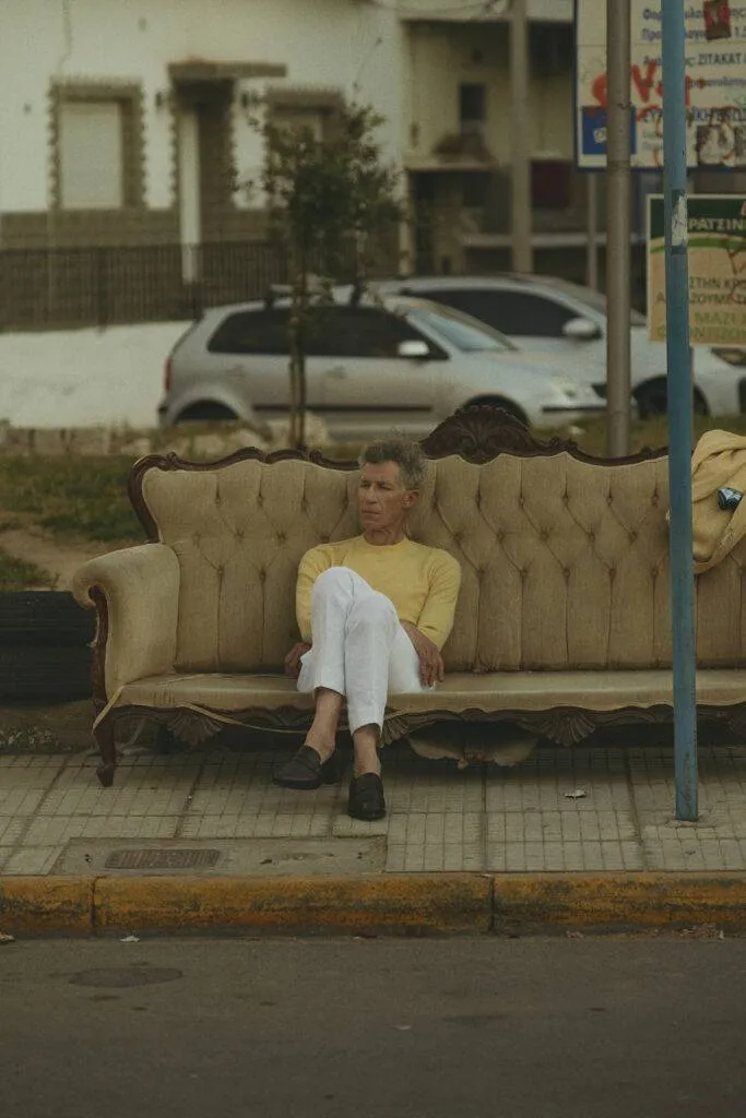 Gelbes Leinensakko nach Maß mit gelben Crew Neck Pullover und weißer Leinenhose — Monokel Berlin Kampagne SS 2024