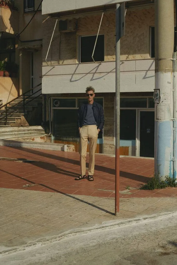 Explorer Jacket in indigo mit Cotton Sand Chino und Storm Blue knitted Maßhemd — Monokel Berlin Kampagne SS 2024