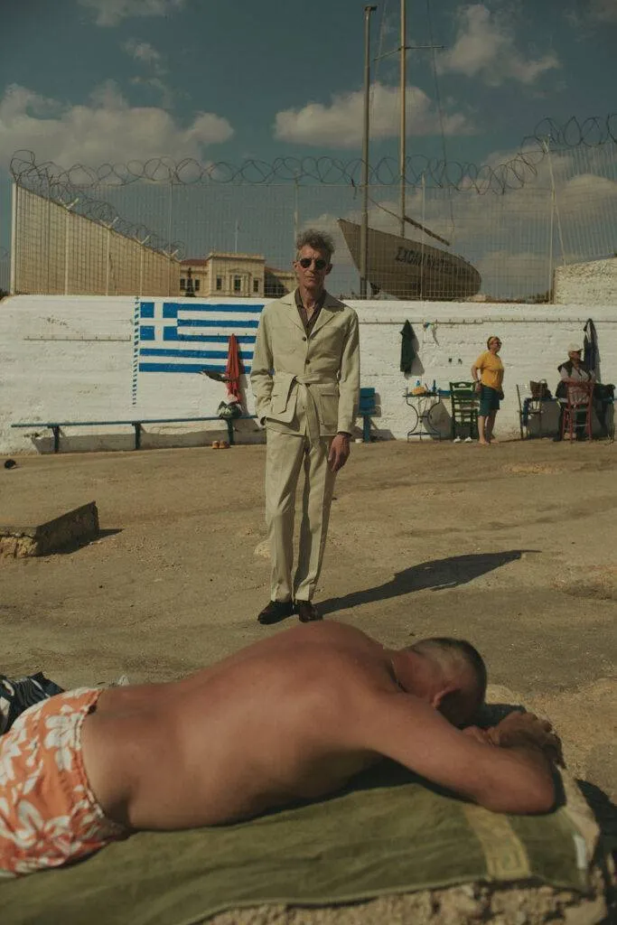 Safari Maßanzug in Sand — Monokel Berlin Kampagne SS 2024