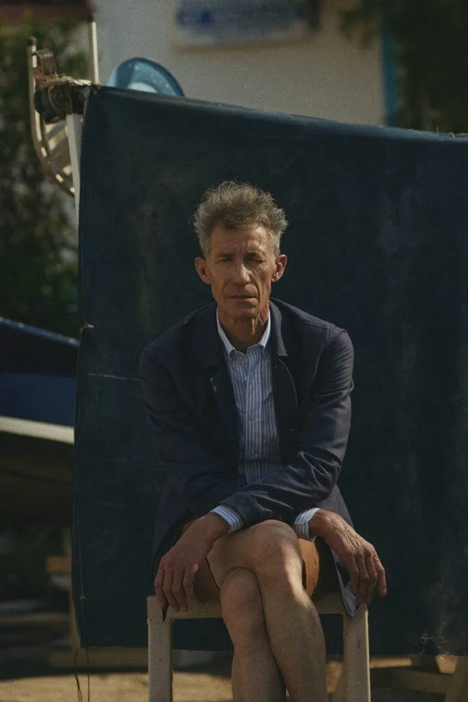 Olive green Leinen-Maßhemd mit Cognac Leinen-Bermuda nach Maß — Monokel Berlin Kampagne SS 2024