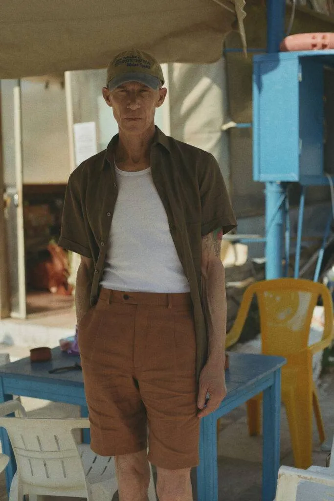 Olive green Leinen-Maßhemd mit Cognac Leinen-Bermuda nach Maß — Monokel Berlin Kampagne SS 2024