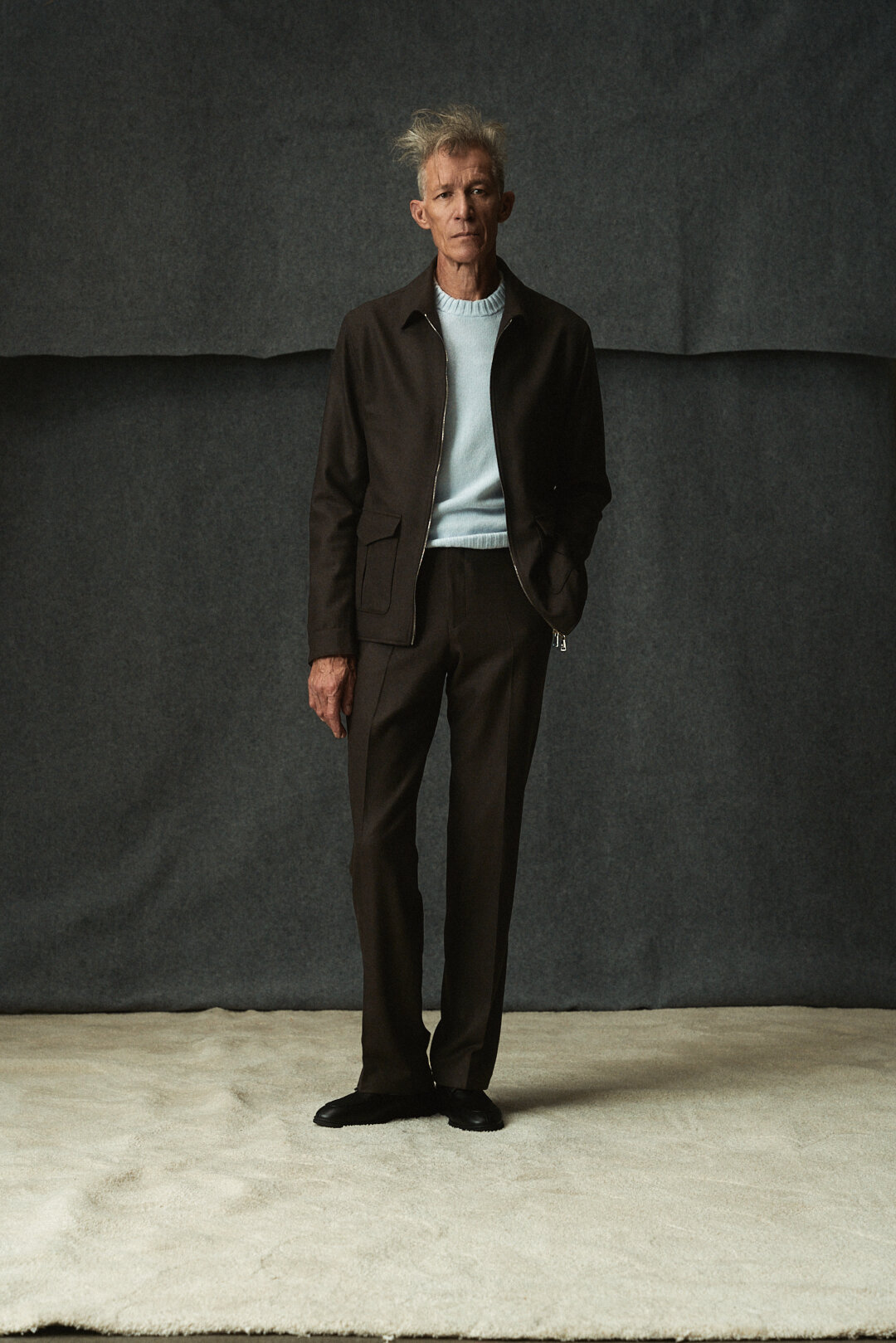 Chocolate Brown Twill Utility Jacket mit Light Blue Knitwear und Hose, Ansicht 2