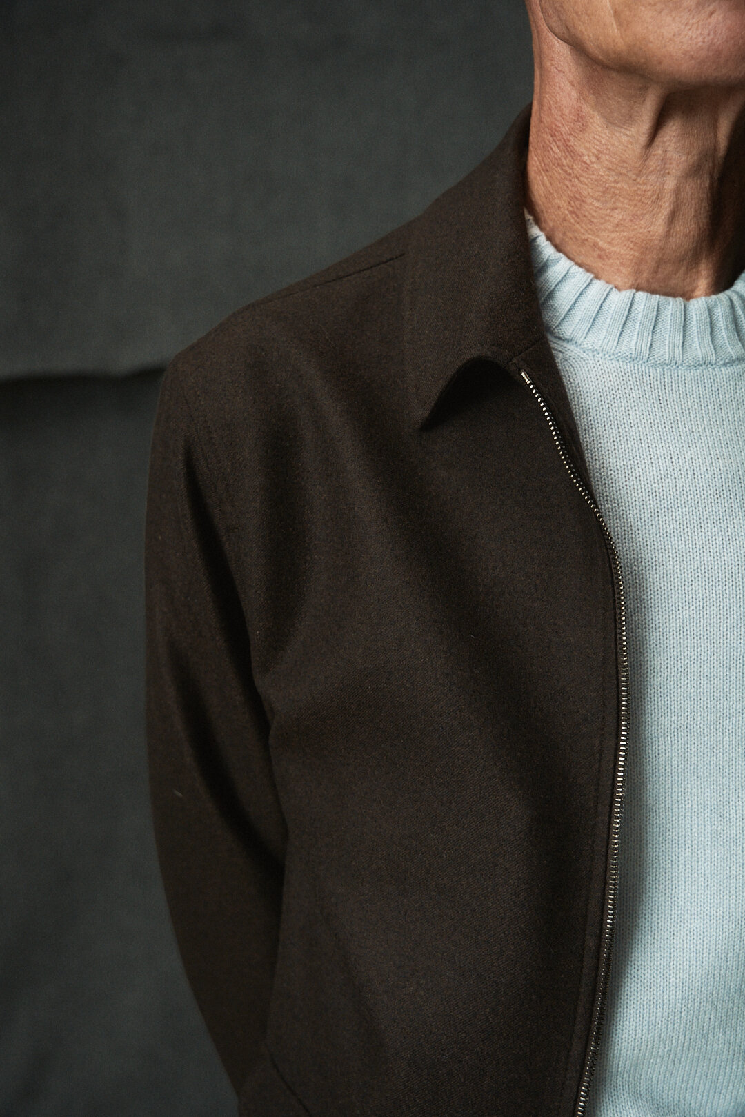 Chocolate Brown Twill Utility Jacket mit Light Blue Knitwear und Hose, Ansicht 4